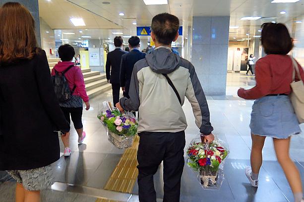 今日の朝の地下鉄駅。お花を配達するアジョッシ（おじさん）がキレイな花かごを持って急ぎ足で通り過ぎていきます。これは新成人に贈るものかしら、それとも先生に贈るものかな～？