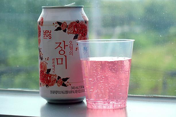桜スパークリングよりちょっと濃いめのピンク色がカワイイ！薔薇の花の抽出液0.5％入りとか～ お味は少し甘めだけどすっきりとしたレモネードです。