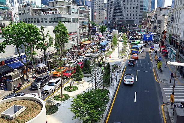 西はソウル駅の裏から、東は南大門市場のほうまで続いています。南大門市場方面は高架ではなく、車道の真ん中に伸びる公園のよう。