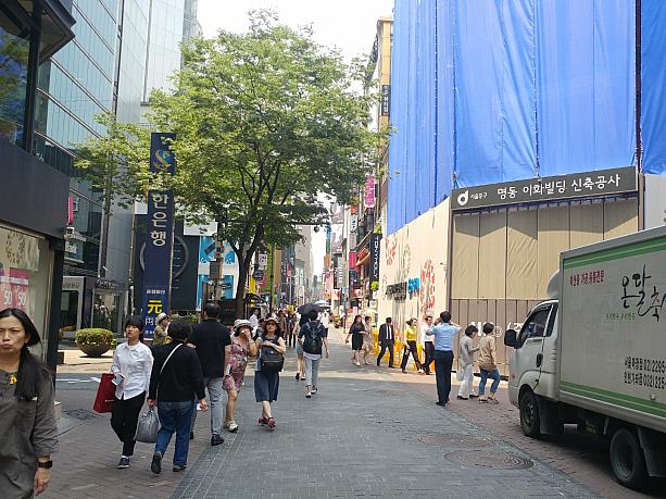こちらはソウル中心部の繁華街、明洞。韓国の若い子に最近とっても流行してるのが・・・