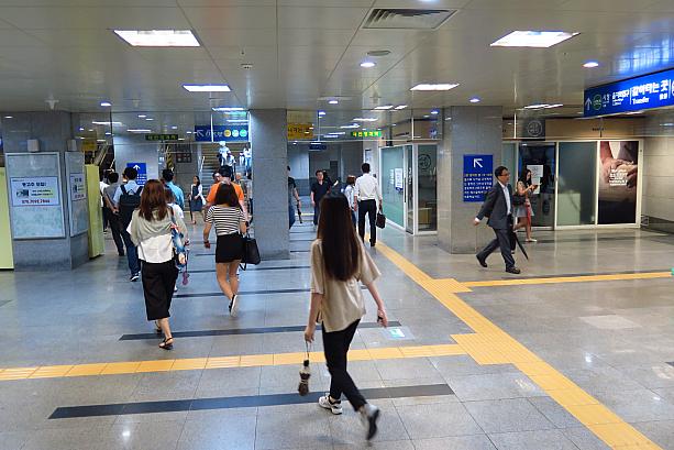 雨の日は、やっぱり地下鉄での移動が楽！ソウルには地下鉄駅と連結した大型モールや地下ショッピング街がたくさんあるので、雨の日には活用してみてくださいね！
