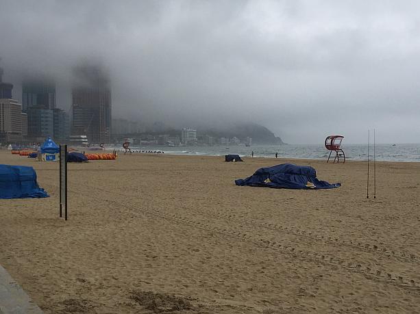 風が強くて小雨が降っている今日の海雲台ビーチ。気象庁によると、梅雨明けは25日前後だそう！