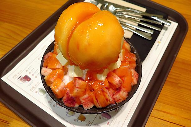 桃は韓国で好まれる、サクサクとした歯ごたえのあるタイプ。下のトッピングも合わせて、一杯に桃が2個も使われているとか。