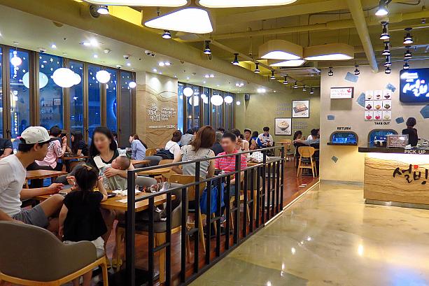 ピンス（韓国かき氷）で有名なコリアンデザートカフェチェーン店、ソルビン。毎日暑いから、夜でも人がいっぱい～