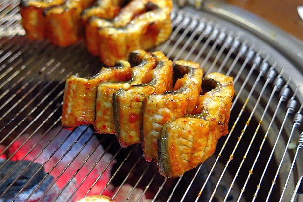 お次はヤンニョムグイ。韓国らしいピリ辛のタレで味付けして焼く鰻！
