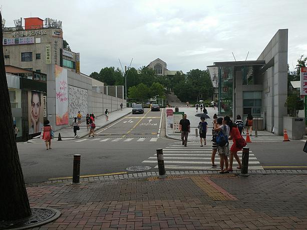 夏休みでも、大学には学生が思ったよりも多いみたい。韓国の大学はだいたい8月末頃まで夏休みです。