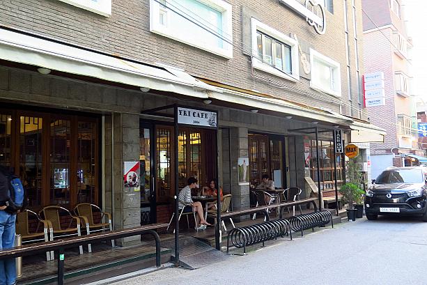 「カフェ通り」というのは、この通りのある麻浦区が名付けたよう。確かにカフェもありますが・・・