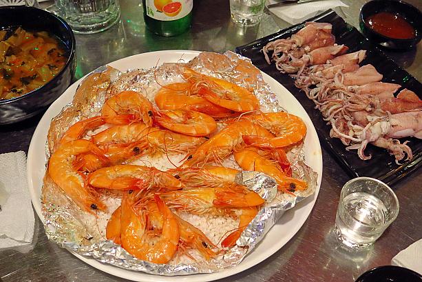 活きエビ塩蒸し焼き（25,000ウォン）と小イカのさっと茹で（17,000ウォン）＠江南のシーパール