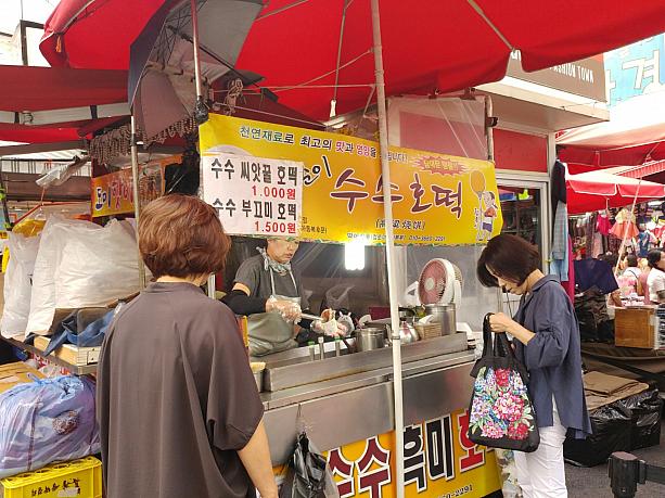 南大門市場で人気のススホットッ（きびホットク）。釜山式のシアッ（種やナッツ類）入りもあるみたい！こちらも人気のお店のようですよ。