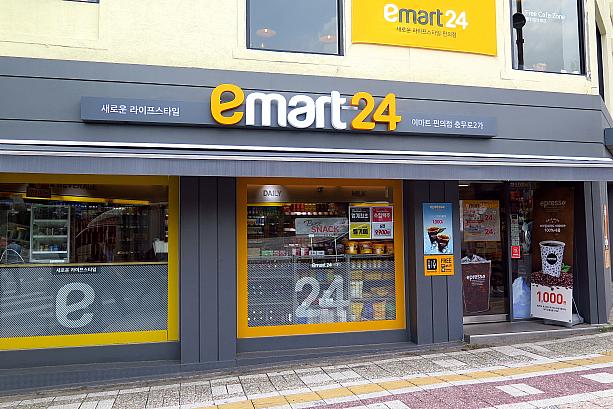 こちらこの夏に新しく仲間入りしたコンビニチェーン店、「emart24」！韓国で有名な大型スーパー「emart（Eマート）」ブランドのコンビニで、もともと同じ新世界グループのコンビニ「With me」だったのが一斉に名前を変えて新しく生まれ変わったんだそう！（っていうかナビは、すごく地味だったコンビニチェーンの「With me」が新世界グループだったことにもっと驚き！）