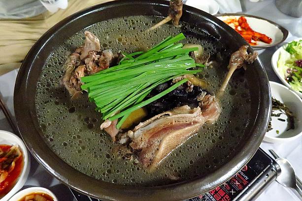 コウタケと丸ごとオリ（鴨/アヒル）の煮込み鍋。韓国の山の料理の定番！