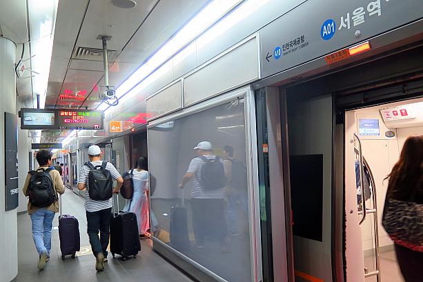 観光客もよく利用する空港鉄道。ソウル駅から仁川空港までは直通列車に乗ると43分！