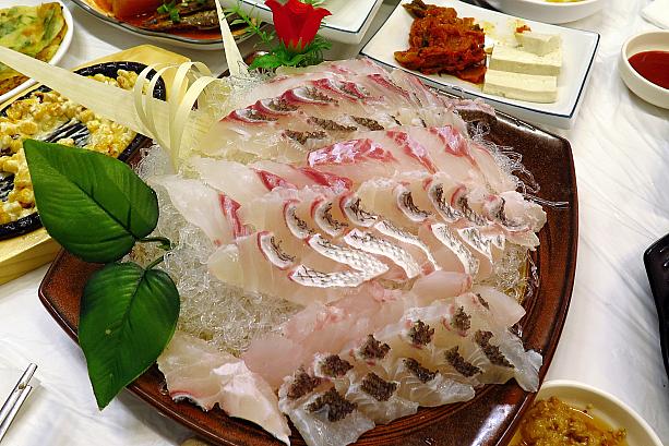 鯛の湯引き刺身とハタ刺身（ツキダシがいろいろついて、鯛の大70,000ウォン、ハタ80,000ウォン※写真は半量）＠光州のGSフェ水産