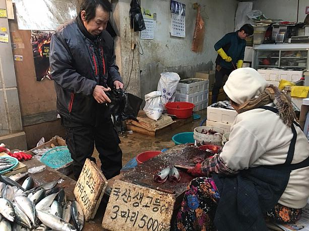 購入するとその場でさばいてくれるのが、釜山の市場式！