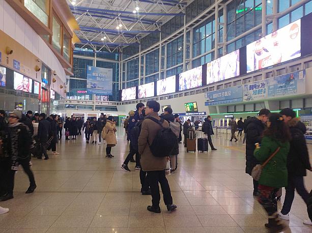 まだ暗い早朝のソウル駅～！