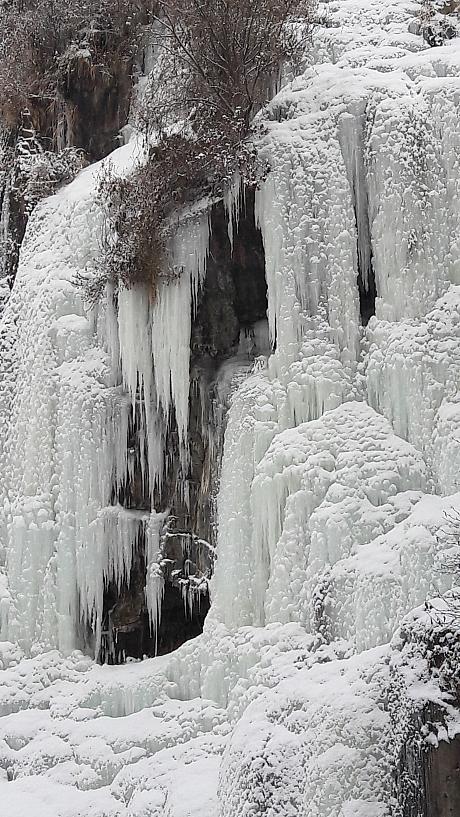 わ、いつもの人工の滝が凍ってる～！