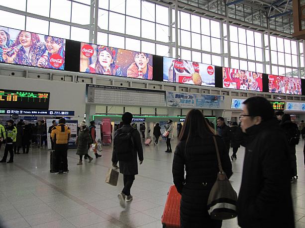 ソウル駅は移動しようとする人々でにぎやかです。