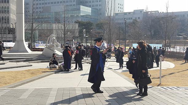 韓国の卒業式といえば、学士帽とガウン。幼稚園の卒業式でも被りますからね～。
