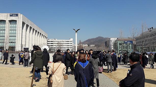 この時期、韓国のあちこちの大学でみられる風景～。