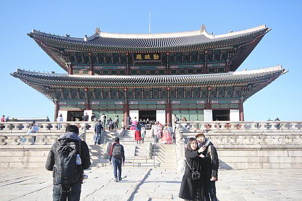 韓国では主に旧正月や秋夕など名節のときに着る韓服ですが、最近は韓服レンタル人気で一年中イベントのよう＾＾