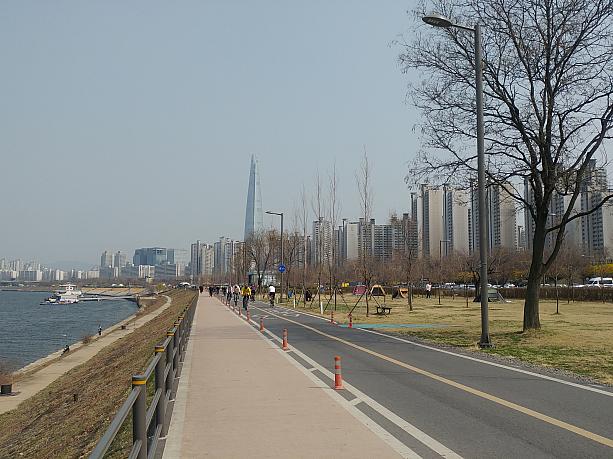 川沿いは散歩道、サイクリングコースにもなっているので、ソウルの春を感じてみるのはいかがですか？