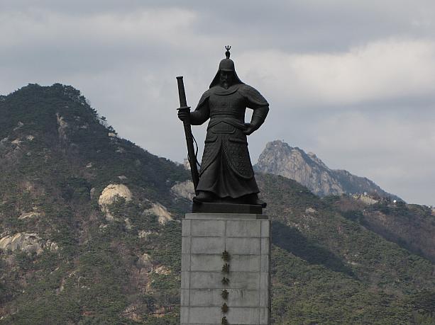 李舜臣像の後ろには、北漢山が本当にキレイに見えます。こんなに近くて存在感あったんだあっ！