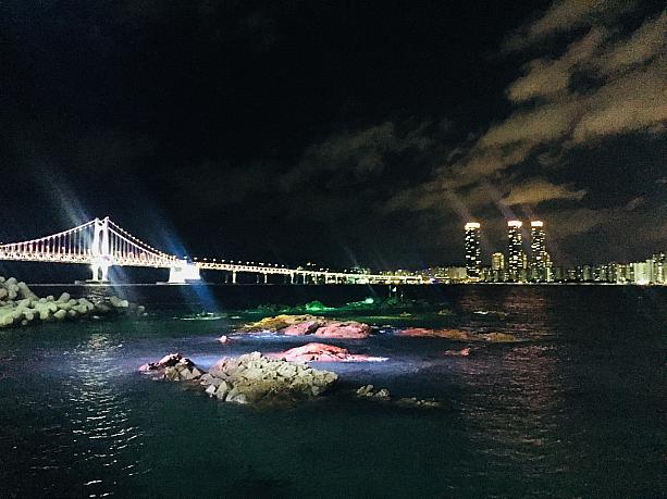 夜の広安里ビーチ！橋のライトアップで良い雰囲気！！