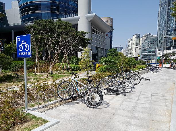 龍山駅前には小さな庭園のようなスペースができて、自転車置き場もここにあります。