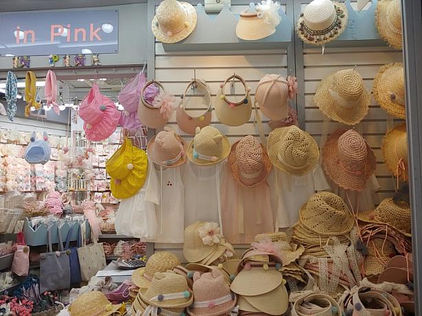 夏らしい麦わら帽子もありますよ～！ソウルで子供服を買うなら、南大門市場～！