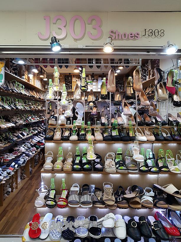 こんなかわいいサンダルを売っている靴屋もあります。結構、靴屋が多い商店街です・・・