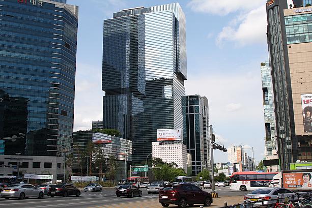 きれいな青空と高層ビルが立ち並ぶ江南駅前！