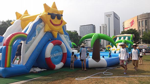 連日暑い日が続くソウルのど真ん中、ソウル市庁前広場にプールがっ！