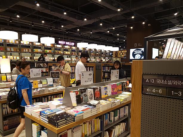 韓国は本好きな人も多いので店内は本を見る人で賑わっています。