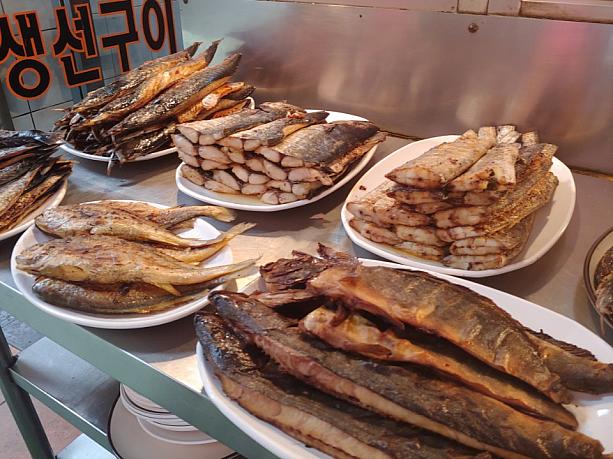 タッハンマリ以外にも、焼き魚のお店も多い通り！暑い夏はしっかり食事をとりましょう～！