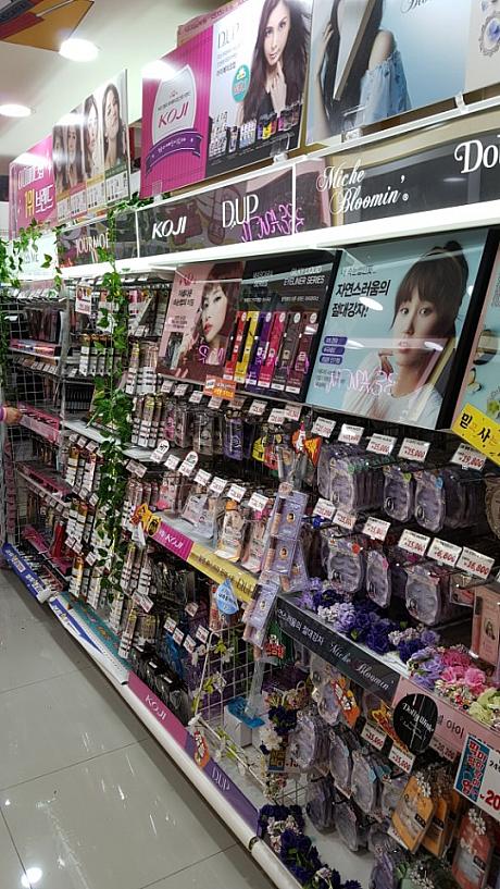 何がどこにあるの探すのが大変ですが、それがまた楽しみの一つ。
韓国の化粧品も勢揃い。