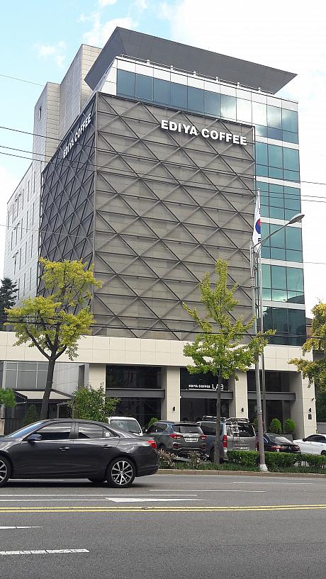 韓国でもっとも多いカフェチェーン、EDIYA COFFEEのこだわり店舗が江南に～。