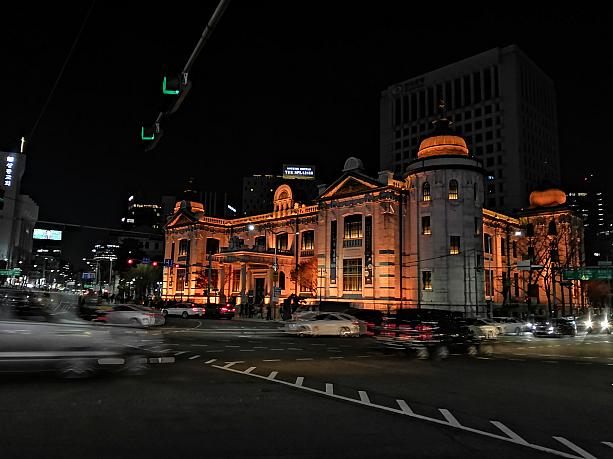 決して煌びやかという感じではないですが、歴史的な建物がライトアップされて風格漂う韓国銀行貨幣金融博物館
