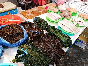 庶民的なローカル市場なので釜山産の海藻？キムチやおかず類も販売～。