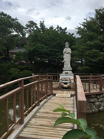 池を囲んだ仏像