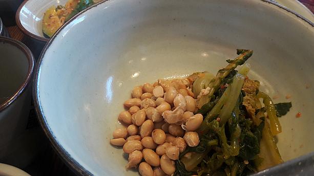 これは韓国の納豆と大根の葉キムチ入りビビンバ。