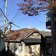 葛月洞。平屋の日本風家屋。Nソウルタワーがよく映えます。