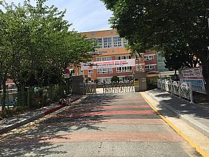小学校の校門前。学生と学校関係者以外は立ち入り禁止になっています。