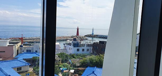 青沙浦の停留場からは紅白の灯台が望めます。\n