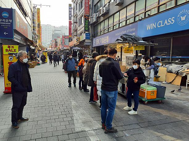 旧正月連休も最終日、コロナの影響で里帰りしない人も多いと聞くなか、南大門市場は大部分、韓国人の客ですが、たまに海外からの観光客も見受けられました。