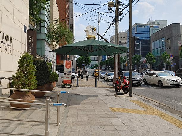 ソウルの夏が始まる合図！横断歩道脇には日影で待てるようにしてくれるパラソルも登場。