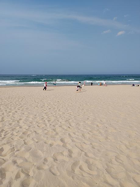 砂浜が白くサラサラです＾＾サーフィンの聖地でもあるようです！