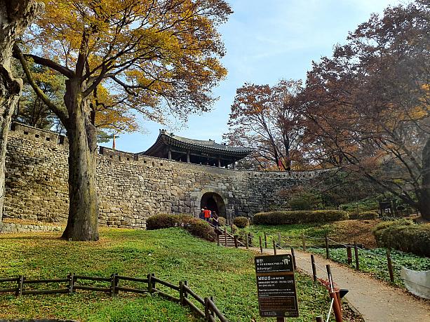 南漢山城の東門に到着しました。歴史を感じる見事な門構えです。南漢山城は2014年にユネスコの世界遺産に登録されました。