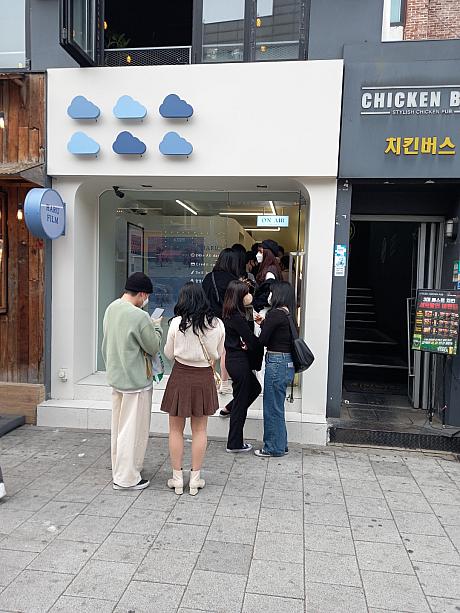 それにしても、弘大の街はプリクラ店が急増してます。ここは特に人気！！