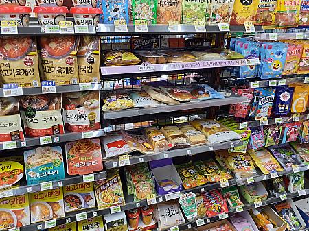韓国のコンビニ、パンの陳列棚