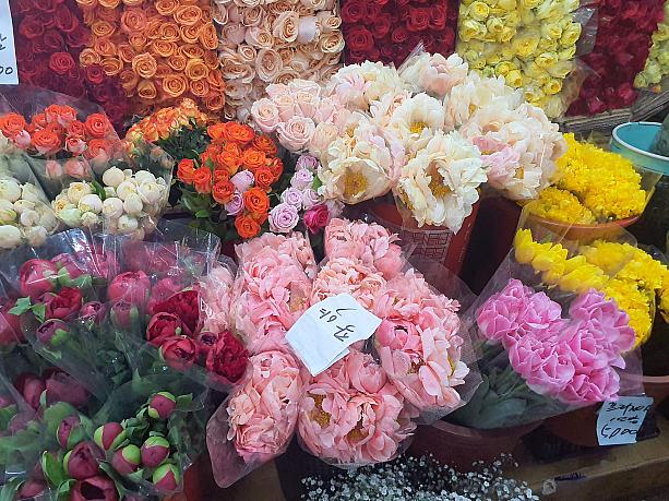 今が旬で人気の花はシャクヤク。高級品なのでこの季節だけ気軽に買える値段になります。